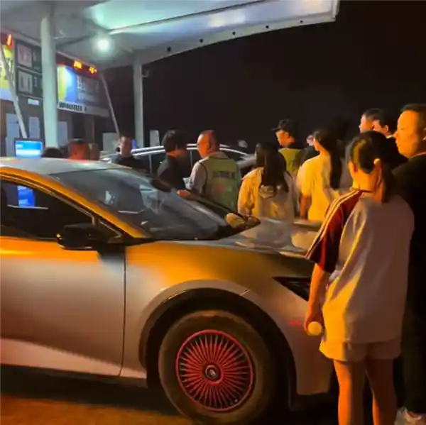 新标题：**服务区充电桩告急！4桩20车排队乱象引热议，插队事件竟惊动警方出动！**