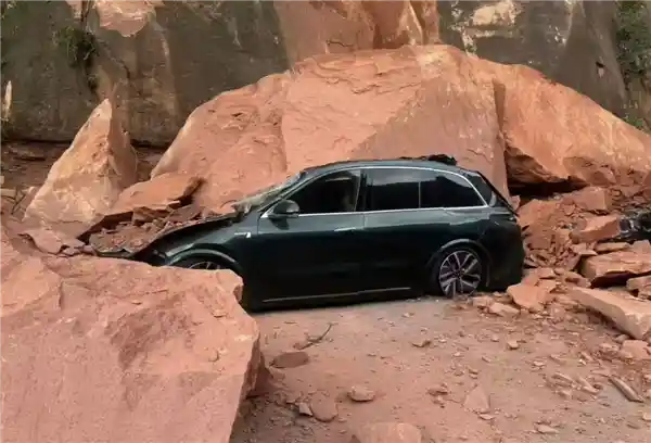 《丹霞大瀑布突发山体塌方，理想、极氪四车被砸，车内无人化险为夷》