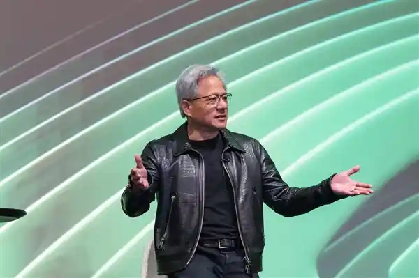 黄仁勋十年首涨薪！年薪飙升至3.63亿，引爆科技圈热议