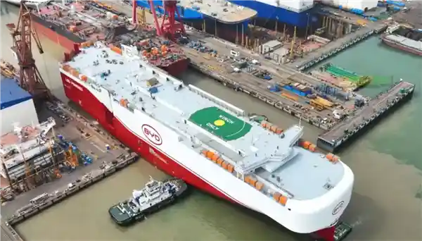比亚迪第七艘滚装船震撼下水！命名悬念揭晓——这艘海上巨无霸将如何冠名？