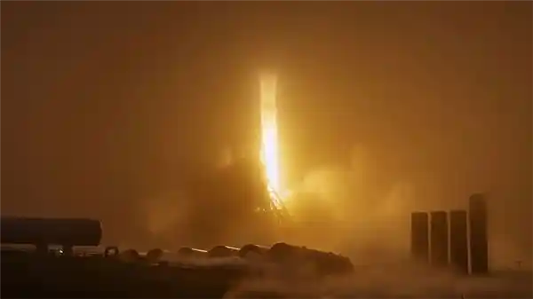 2025太空新篇章：SpaceX达成星链千星里程碑！