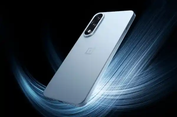 陈都灵手持一加Ace 5至尊版现身 助力科技美学新高度