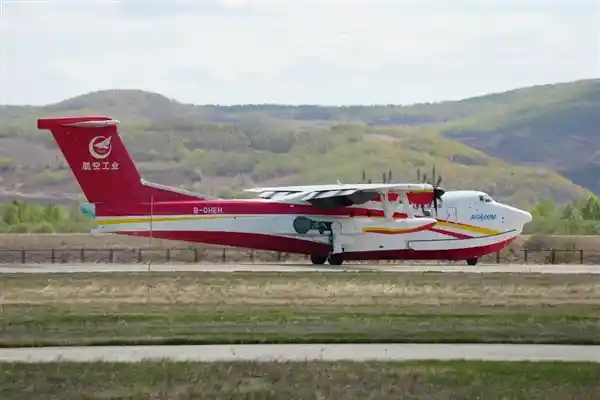 国产飞鲨AG600首秀大兴安岭，水陆双雄空降北国林海