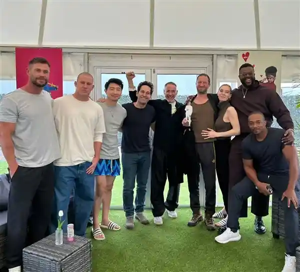 《复仇者联盟5/6重磅官宣定档！2025年12月18日震撼归来，漫威宇宙终极篇章即将开启》