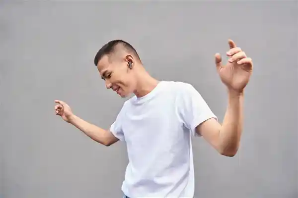 《7万多家KTV谢幕：年轻人的麦克风去哪儿了？》