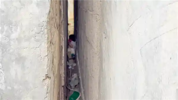 2岁萌娃追狗卡墙缝，哭累自哄喝奶萌翻众人