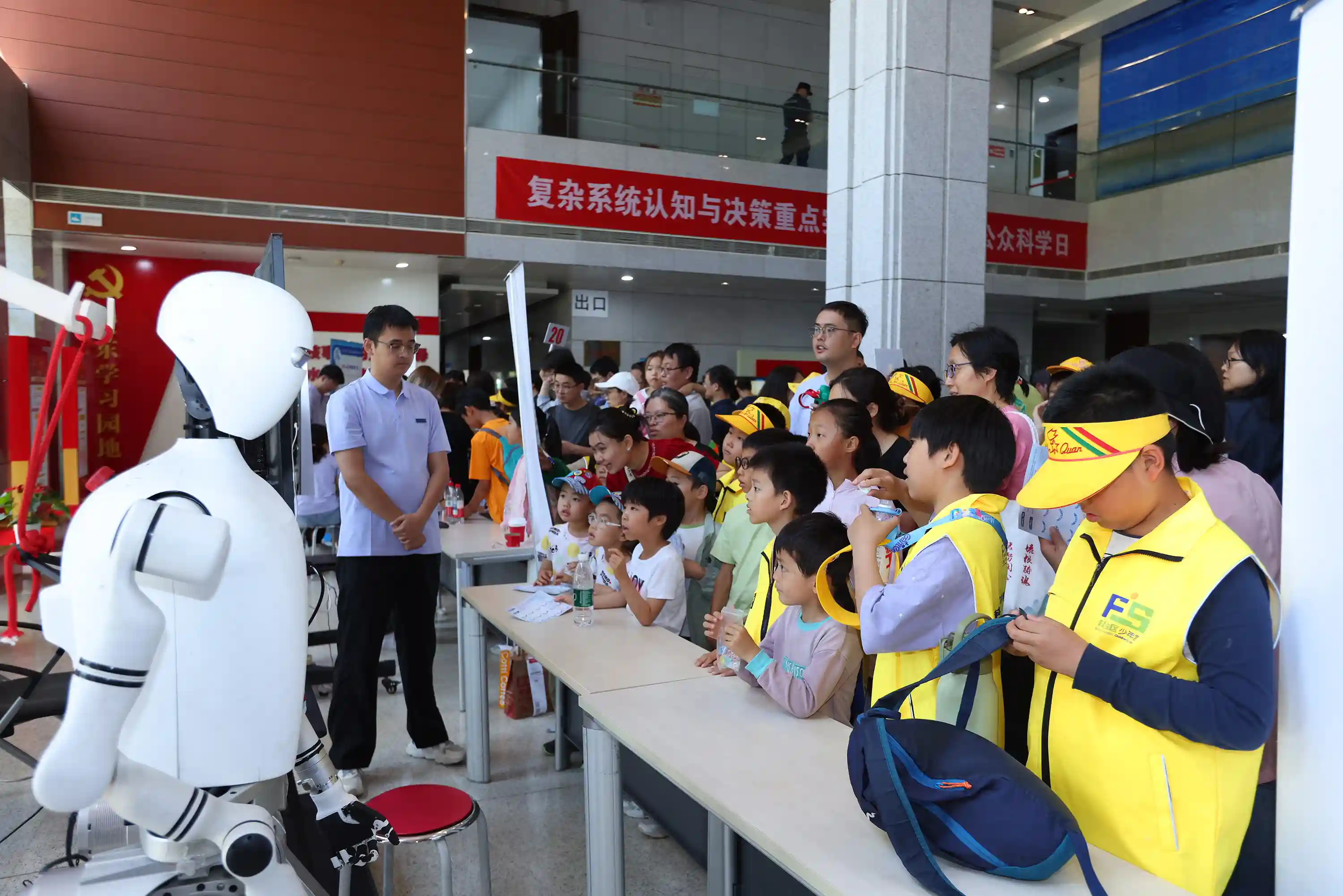 [未来已来！2025北京科技周开启机器人群英会]