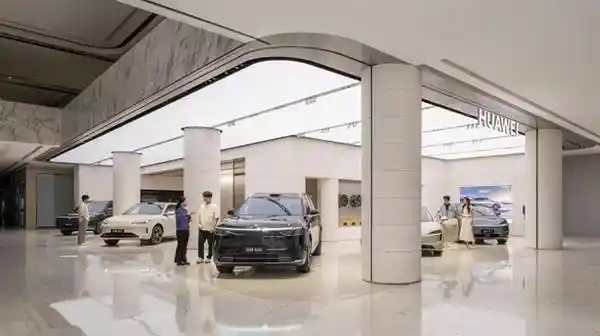 [华为王府井旗舰店全新启幕 | 城市生活美学新范本登场]