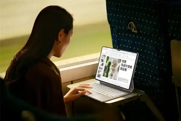 雷军携双小米平板7 Ultra亮相：一部开会、一部记笔记，演绎平板即生产力新场景