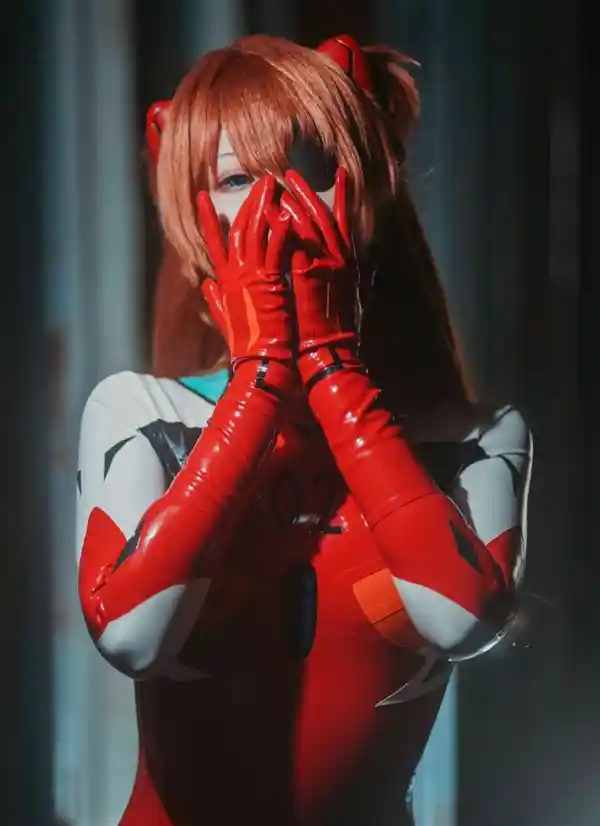2025年最吸睛Cosplay！日本美女神还原《EVA》明日香胶衣造型，性感曲线引爆话题