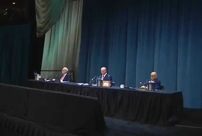 巴菲特怒怼贸易武器化：伯克希尔股东会全程直击，92岁股神犀利发声！