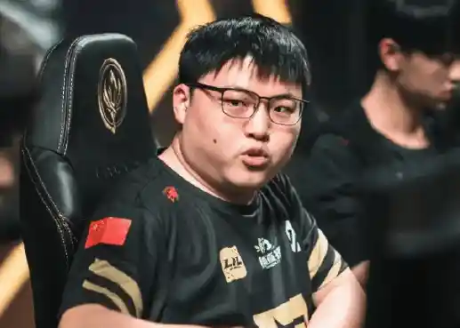 《水晶哥直言Uzi停播背后：直播江湖风云再起，多播不如无薪？》