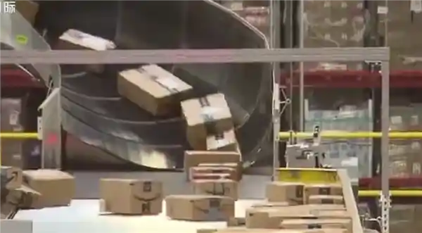 美专家算账：取消中国小包裹免税，谁在买单？