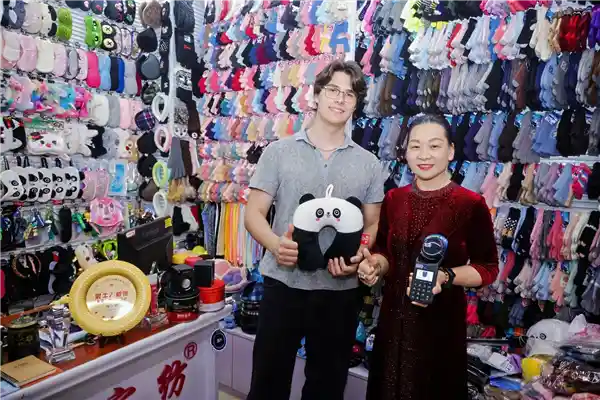 五一假期支付宝碰一下支付爆火出圈！外国网友惊呼：这也太方便了吧