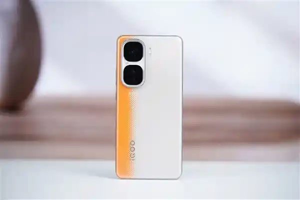 《性能狂飙！iQOO Neo10 Pro跑分超331万，重塑3K档旗舰标杆》