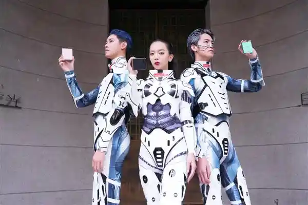 [联想moto神秘外滩新物种登场，机器狗与机器姬惊艳亮相，新品5月8日震撼发布！]