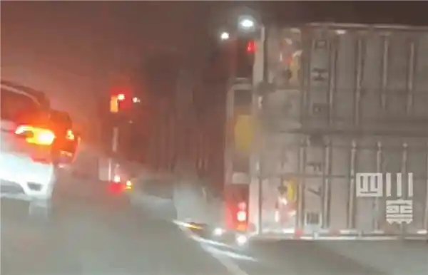 狂风肆虐：黄河大桥见证半挂货车被吹翻惊魂一刻