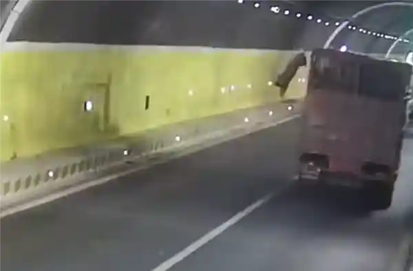 二师兄高速上演惊险‘越狱’，结局竟成车祸离场：责任归属亮了！