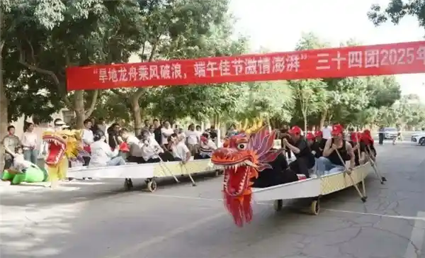新疆沙漠上演水上龙舟赛，网友：这波操作旱得有创意！