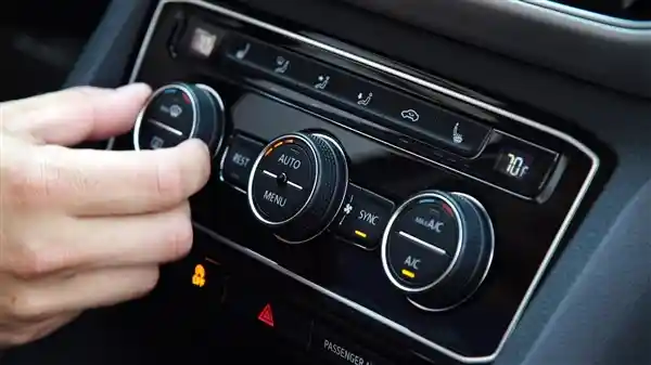 夏日悲剧！男子车内开空调睡觉不幸中毒