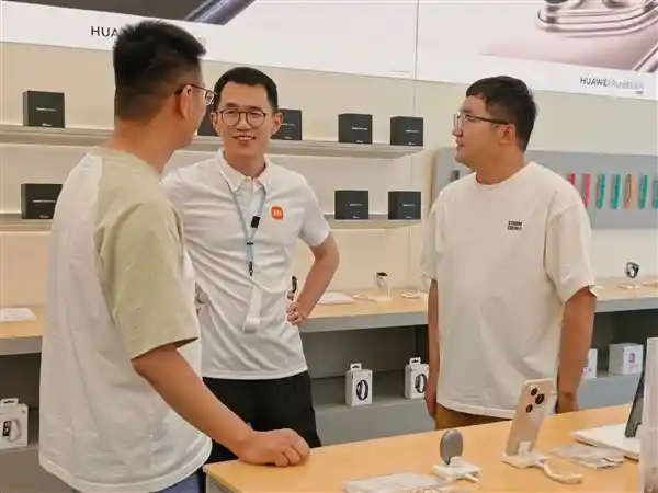 小米高管王腾现身华为门店探秘Pura 80，网友直呼：格局打开！