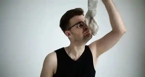 《小伙用擦脚巾擦脸竟染脚气上脸！专家警示：不止闻臭袜，有人因它肺部感染》