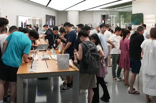 《华为Pura 80系列遭抢购热潮，这位女生喜提首批机皇笑开颜》