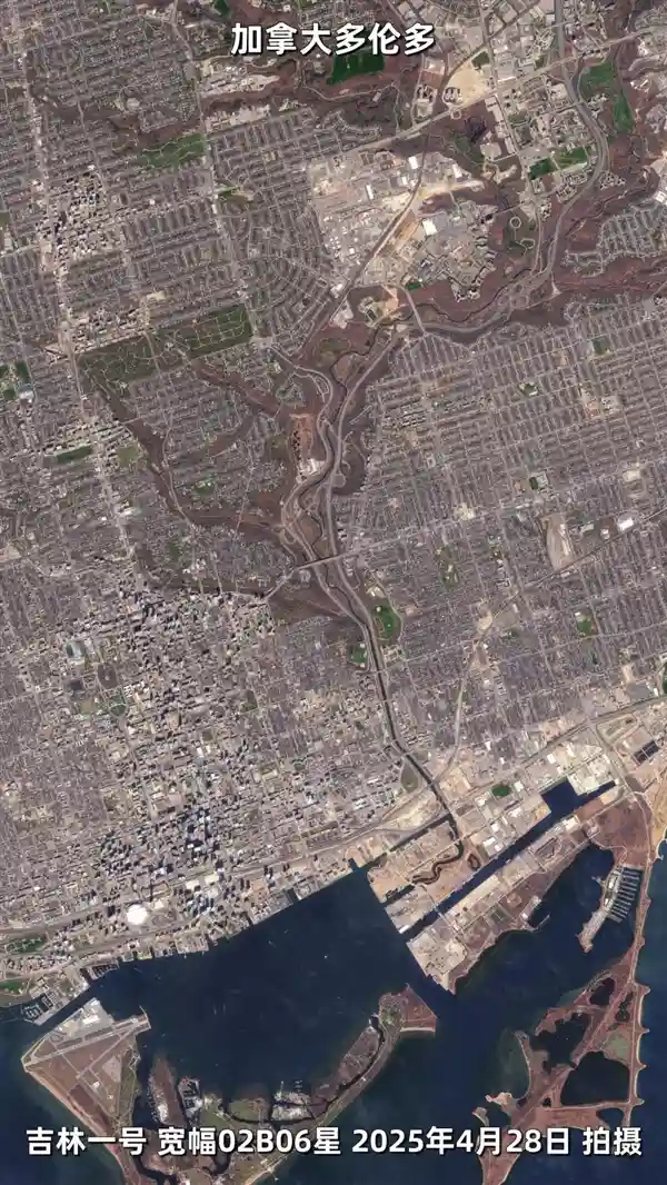 《从太空俯瞰：多伦多都市风光的极致画卷》