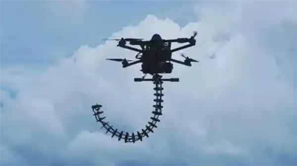 《仿生奇迹：象鼻启发的全球最灵活动力无人机机械臂问世》