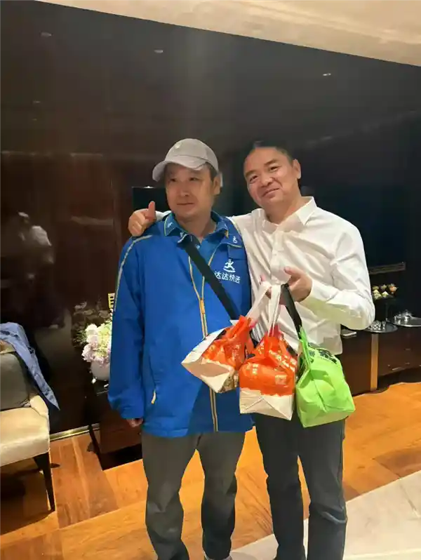 刘强东深夜点外卖豪赏千元小费，与骑手暖心合影曝光