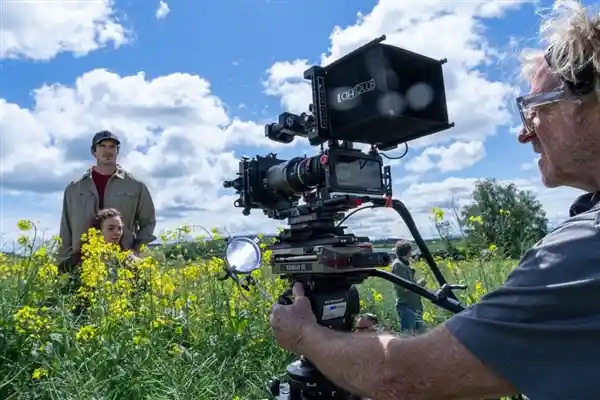 《iPhone 15镜头下的末日狂欢：〈惊变28年〉震撼归来》