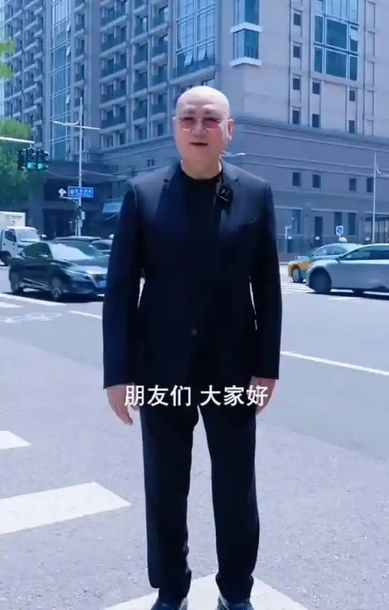 《手持百亿遗产！唐僧跨界卖房，西装翩翩代言北京豪宅》