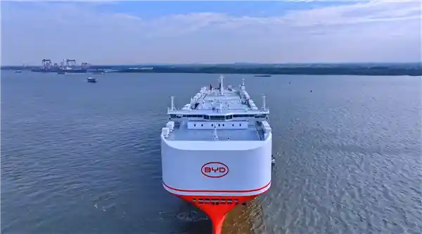 比亚迪海上巨舰启航：全球最大的9200辆汽车运输船正式命名！