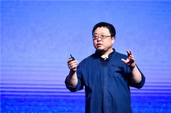 罗永浩回应DeepSeek创始人：新AI产品3个月后见，听劝靠嘴吃饭？