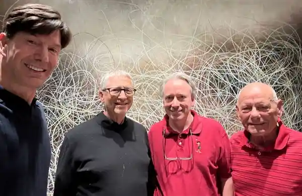 《比尔·盖茨与Linus Torvalds的跨时代会面：技术巨匠的晚餐对话》