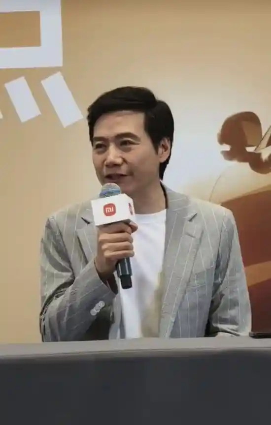 雷军怒怼同行：小米靠实力登顶，营销只是冰山一角