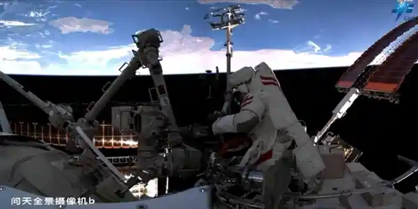 神舟二十号航天员出舱秀新技，太空行走再添精彩篇章！