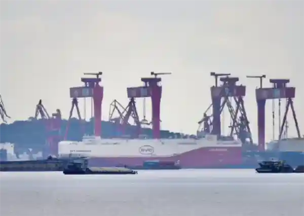 比亚迪第七艘运输船郑州号试航成功，将载7000辆新车启程全球