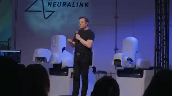 马斯克脑机接口突破：人类或将意念操控人形机器人，28年后成AI共生体？