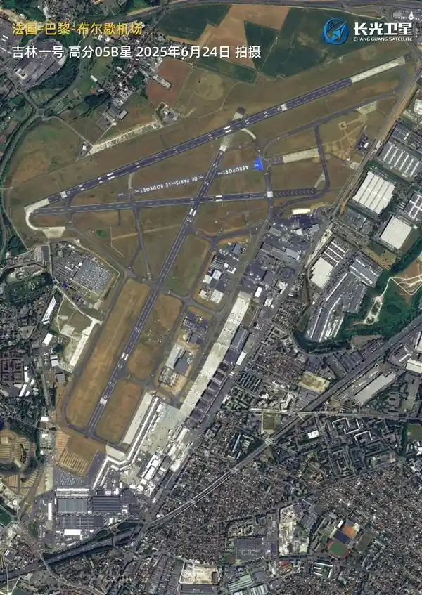 天际邂逅：歼10-CE与阵风在2025巴黎航展上空相遇