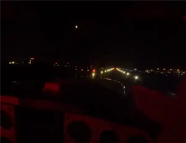 夜空惊魂：飞机突发全机断电 机长神操作发短信迫降获赞英雄