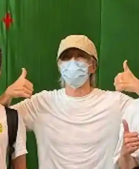 周星驰《女足》片场罕现身！弯腰签名显疲惫，粉丝直击幕后瞬间