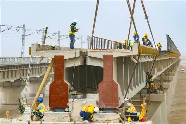 《沙漠巨龙入罗布泊！罗若铁路铺轨全线贯通》