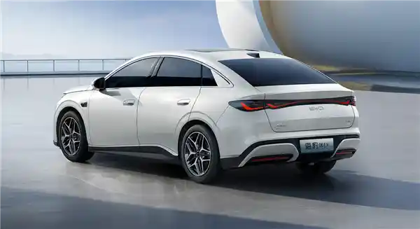 海豹06 EV震撼登场！10.98万起硬刚小鹏M03，配置惊艳全场