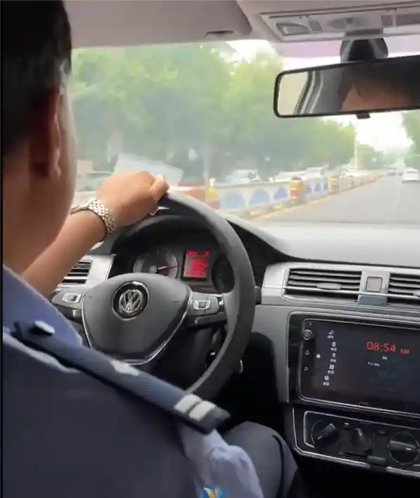 争分夺秒！蜀黍极限驾驶7分钟助考生火线救场