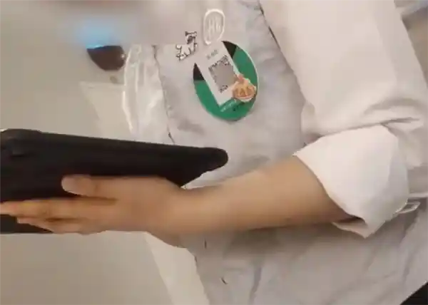 海底捞服务员二维码引热议，打赏背后暗藏品牌新玩法？