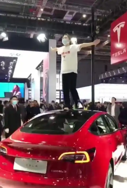 特斯拉高管回应刹车门：车主现身力挺，17万赔偿背后真相揭晓