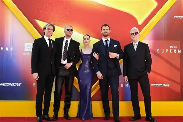 《超人》首映炸裂！华纳兄弟狂贺票房开门红