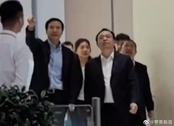 王传福亲临小米工厂释放重磅信号？雷军再提比亚迪战略地位，手机+汽车生态链深度捆绑