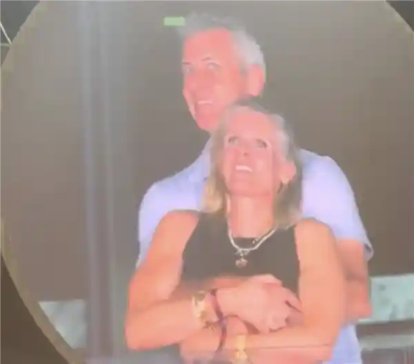 科技公司CEO演唱会搂抱女下属被拍，双双停职引爆职场伦理争议